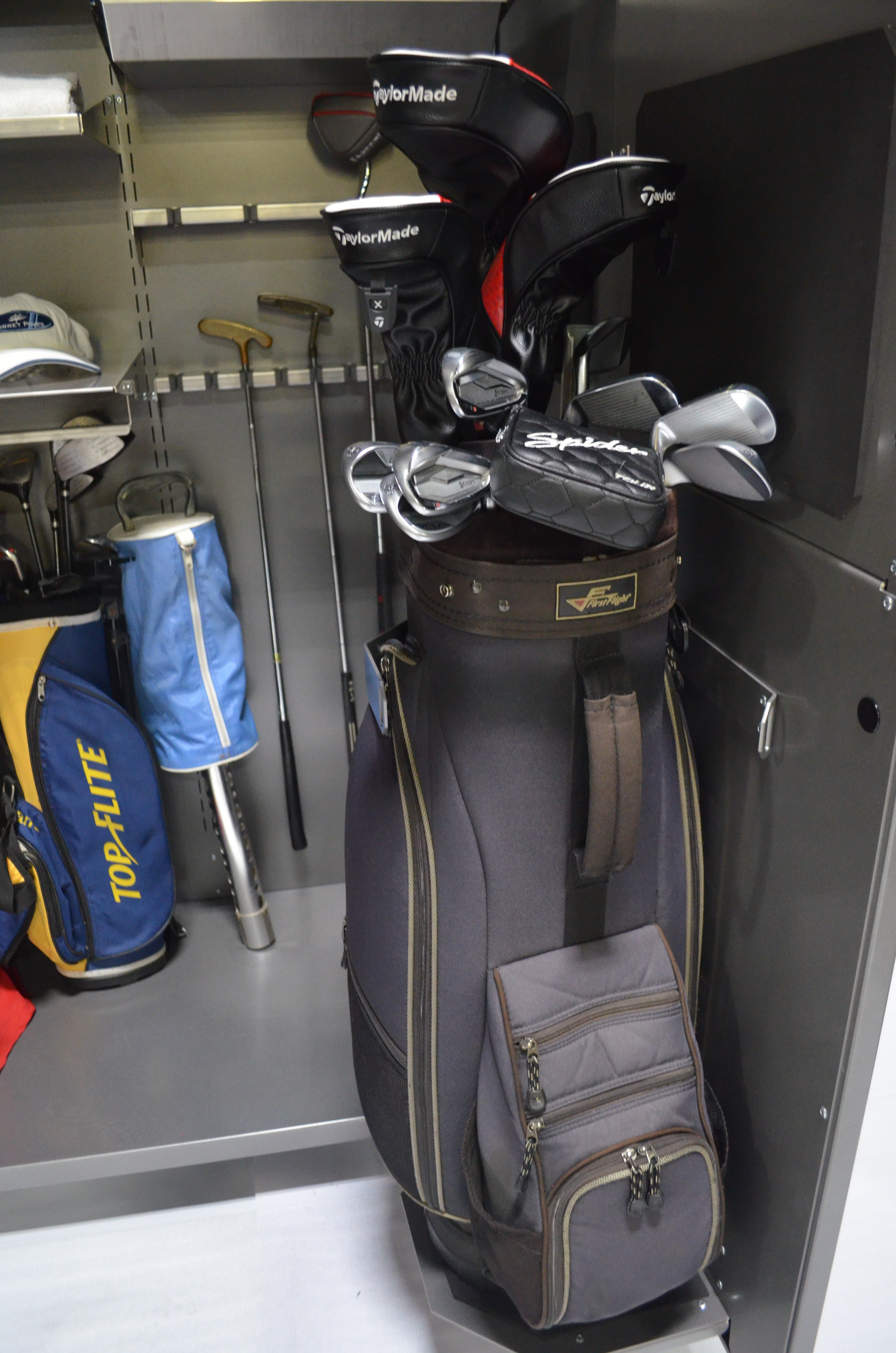 EŌSS Golf Cabinet